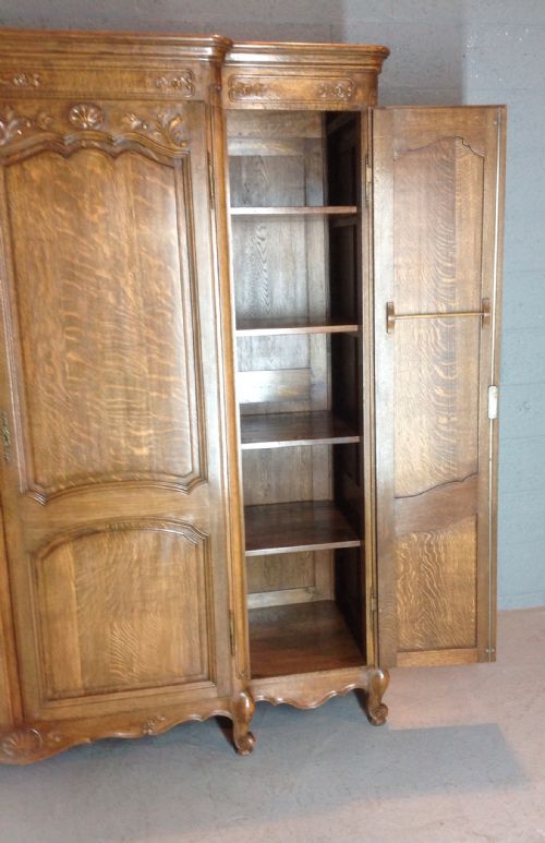 LARGE OAK BREAKFRONT ARMOIRE - ADDITIONAL PHOTO 12