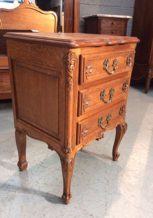 CARVED OAK FRENCH CHEST - ADDITIONAL PHOTO 6