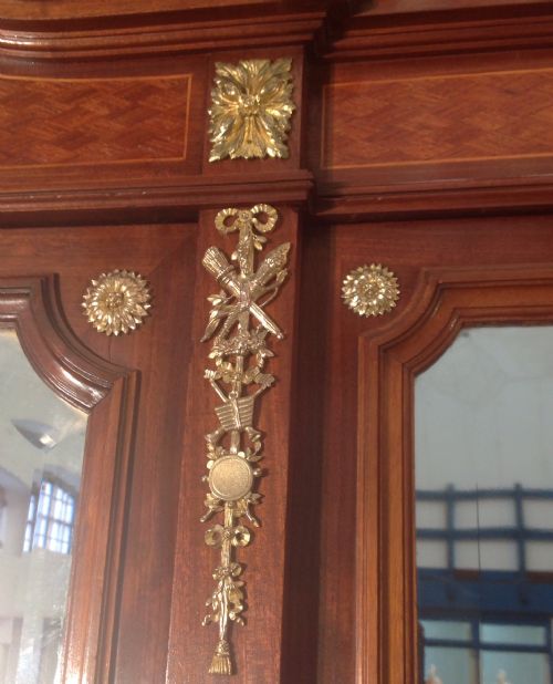 FRENCH MAHOGANY BREAKFRONT ARMOIRE - ADDITIONAL PHOTO 4