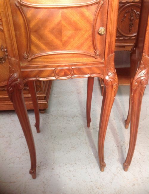 PAIR OF FRENCH WALNUT BEDSIDE CABINETS - ADDITIONAL PHOTO 5