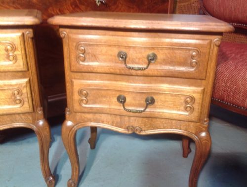 PAIR OF OAK BEDSIDE CABINETS - ADDITIONAL PHOTO 1