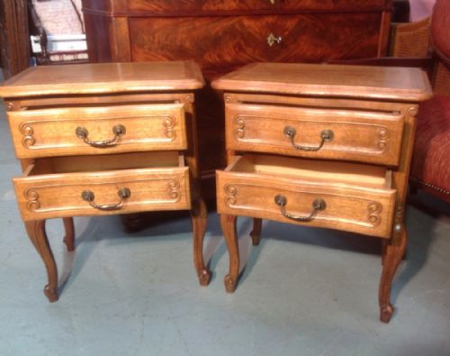 PAIR OF OAK BEDSIDE CABINETS - ADDITIONAL PHOTO 3