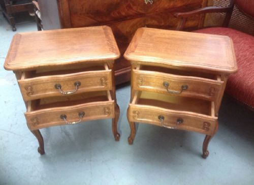 PAIR OF OAK BEDSIDE CABINETS - ADDITIONAL PHOTO 4