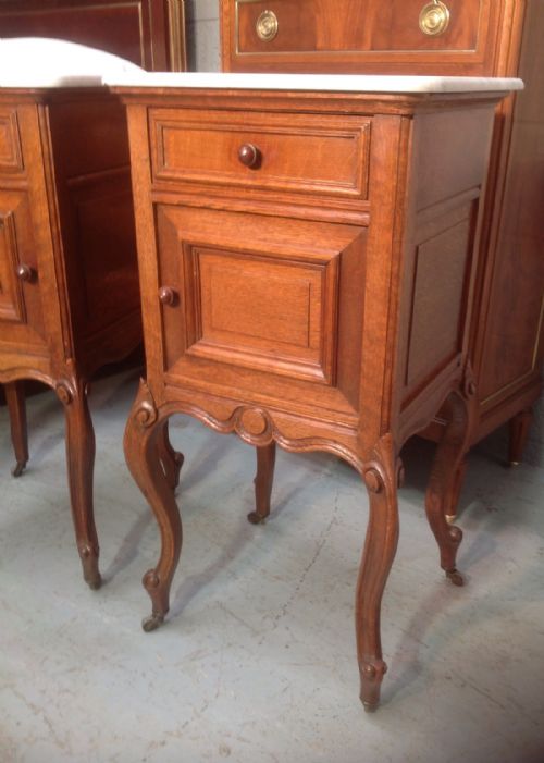 PAIR OF OAK BEDSIDE CABINETS - ADDITIONAL PHOTO 1