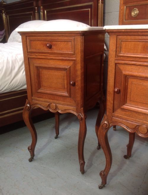 PAIR OF OAK BEDSIDE CABINETS - ADDITIONAL PHOTO 2