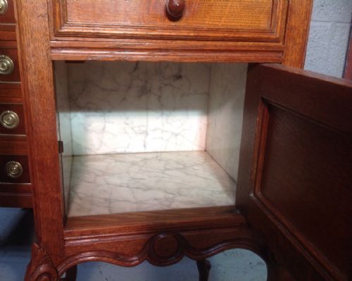 PAIR OF OAK BEDSIDE CABINETS - ADDITIONAL PHOTO 3