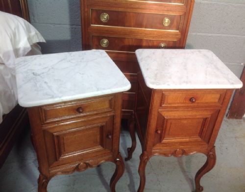 PAIR OF OAK BEDSIDE CABINETS - ADDITIONAL PHOTO 4
