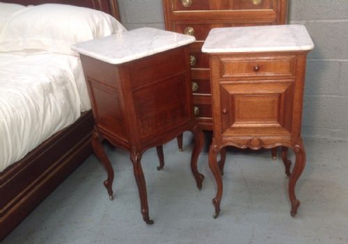 PAIR OF OAK BEDSIDE CABINETS - ADDITIONAL PHOTO 5