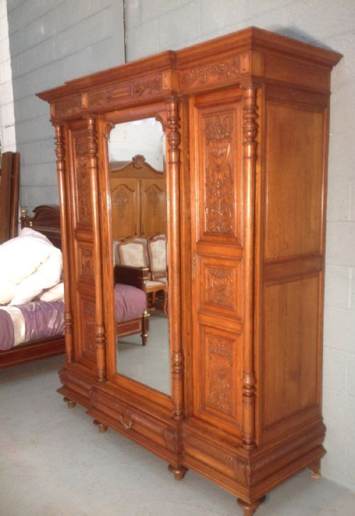 CARVED FRENCH OAK BREAKFRONT ARMOIRE - ADDITIONAL PHOTO 13