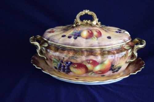 royal worcester large fruit decorated tureen cover and stand - CATEGORY: ANTIQUE CERAMICS - DATED 1950