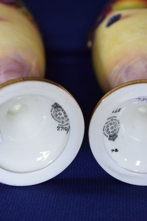 ROYAL WORCESTER PAINTED FRUIT PAIR OF VASES AND COVERS - ADDITIONAL PHOTO 4