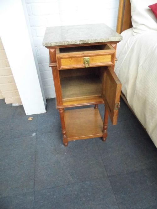 PAIR OF OAK BEDSIDE CABINETS - ADDITIONAL PHOTO 3