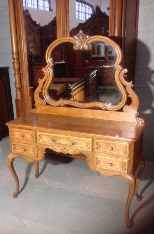 solid oak french dressing table - CATEGORY: ANTIQUE DRESSING TABLES - DATED 1920