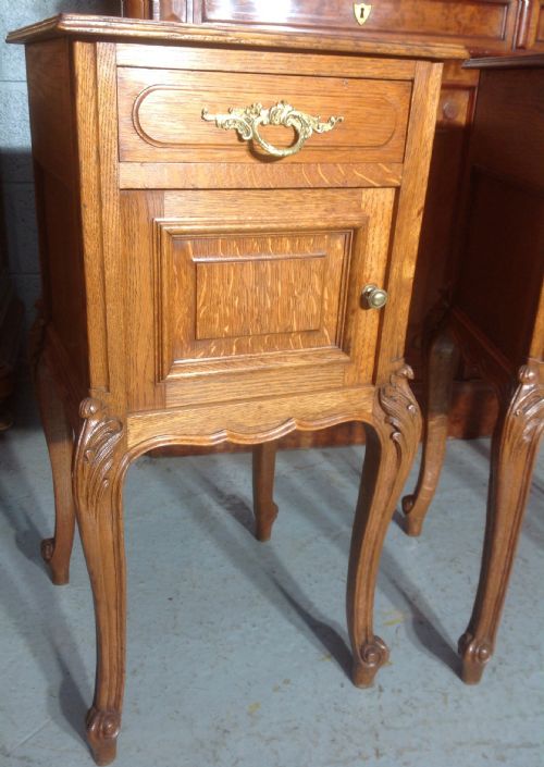 PAIR OF OAK OAK FRENCH BEDSIDE CABINETS - ADDITIONAL PHOTO 4