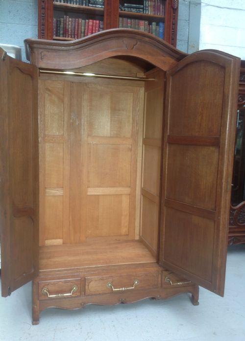 SOLID OAK TRIPLE FRENCH ARMOIRE - ADDITIONAL PHOTO 4