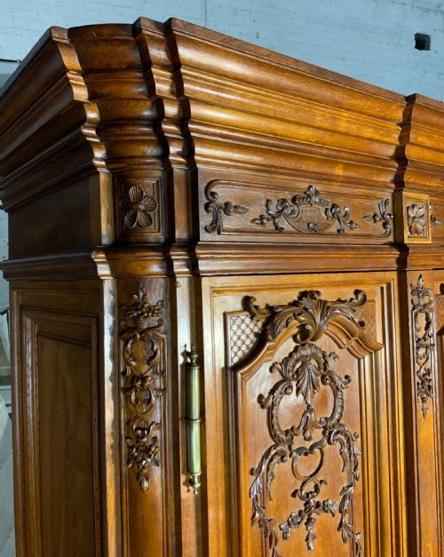 OUTSTANDING CARVED FRENCH ARMOIRE - ADDITIONAL PHOTO 6