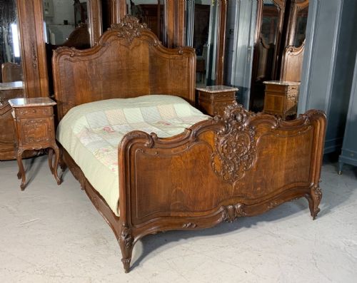 outstanding carved oak super kingsize bed and matching bedside cabinets - CATEGORY: ANTIQUE BEDS - DATED 1900