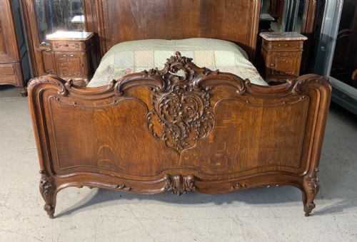 OUTSTANDING CARVED OAK SUPER KINGSIZE BED AND MATCHING BEDSIDE CABINETS - ADDITIONAL PHOTO 1