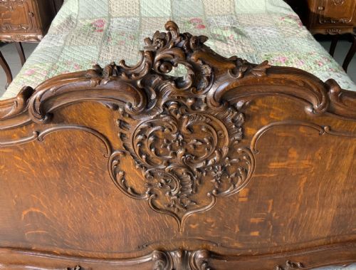 OUTSTANDING CARVED OAK SUPER KINGSIZE BED AND MATCHING BEDSIDE CABINETS - ADDITIONAL PHOTO 2