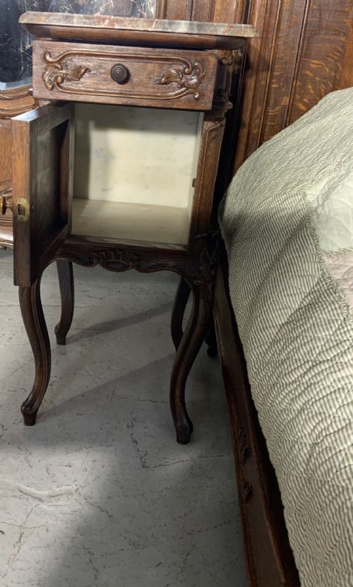 OUTSTANDING CARVED OAK SUPER KINGSIZE BED AND MATCHING BEDSIDE CABINETS - ADDITIONAL PHOTO 14