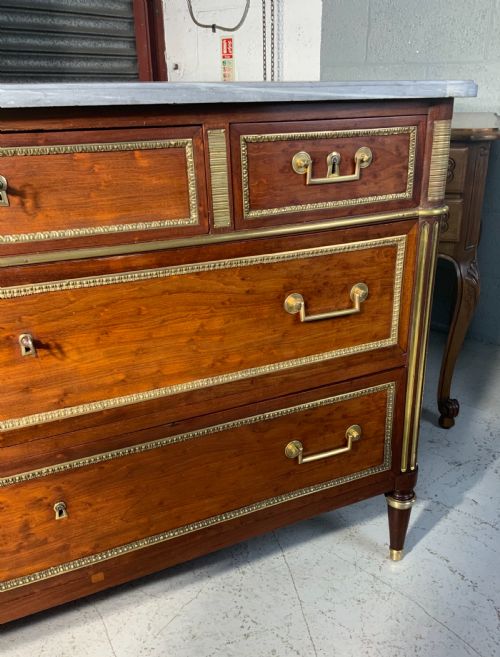 FRENCH MAHOGANY COMMODE WITH BRASS DETAILING - ADDITIONAL PHOTO 5