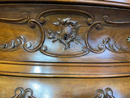 STUNNING CARVED FRENCH WALNUT BOMBE STYLE COMMODE - ADDITIONAL PHOTO 3
