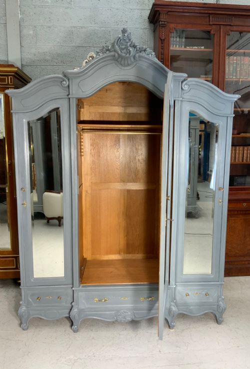 PAINTED FRENCH TRIPLE ARMOIRE IN DOWNPIPE GREY - ADDITIONAL PHOTO 10