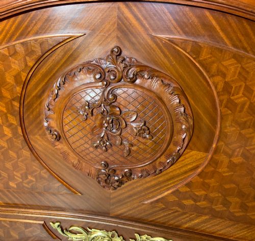 STUNNING FRENCH KING SIZE BED AND MATCHING BEDSIDE CABINETS - ADDITIONAL PHOTO 1