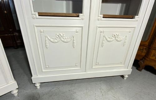 MATCHING PAIR OF PAINTED FRENCH BOOKCASES - ADDITIONAL PHOTO 5