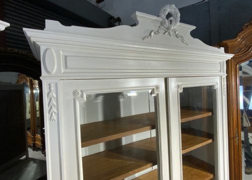 MATCHING PAIR OF PAINTED FRENCH BOOKCASES - ADDITIONAL PHOTO 8