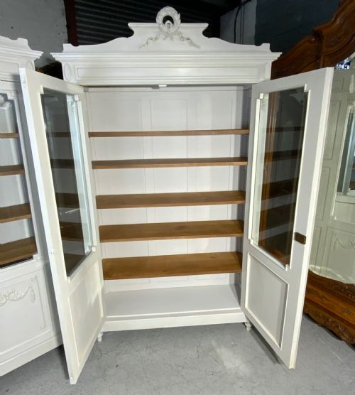 MATCHING PAIR OF PAINTED FRENCH BOOKCASES - ADDITIONAL PHOTO 11