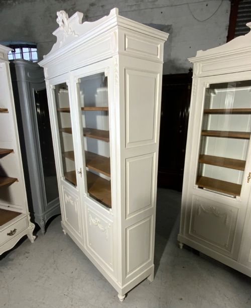 MATCHING PAIR OF PAINTED FRENCH BOOKCASES - ADDITIONAL PHOTO 13