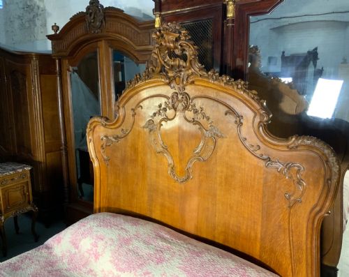OUTSTANDING FRENCH CARVED OAK BEDROOM SUITE - ADDITIONAL PHOTO 18