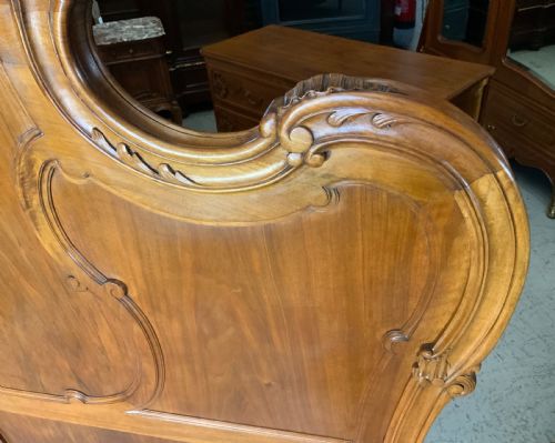 STUNNING CARVED WALNUT FRENCH KING SIZE BED WITH MATCHING BEDSIDE CABINETS - ADDITIONAL PHOTO 4