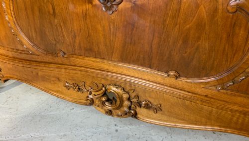 STUNNING CARVED WALNUT FRENCH KING SIZE BED WITH MATCHING BEDSIDE CABINETS - ADDITIONAL PHOTO 8