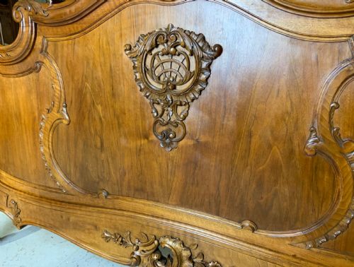 STUNNING CARVED WALNUT FRENCH KING SIZE BED WITH MATCHING BEDSIDE CABINETS - ADDITIONAL PHOTO 9