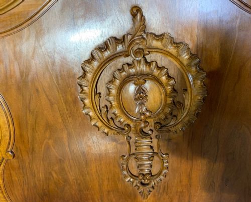STUNNING CARVED WALNUT FRENCH KING SIZE BED WITH MATCHING BEDSIDE CABINETS - ADDITIONAL PHOTO 10