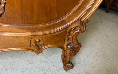 STUNNING CARVED WALNUT FRENCH KING SIZE BED WITH MATCHING BEDSIDE CABINETS - ADDITIONAL PHOTO 13