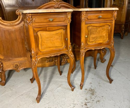 STUNNING CARVED WALNUT FRENCH KING SIZE BED WITH MATCHING BEDSIDE CABINETS - ADDITIONAL PHOTO 18