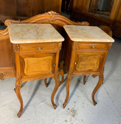 STUNNING CARVED WALNUT FRENCH KING SIZE BED WITH MATCHING BEDSIDE CABINETS - ADDITIONAL PHOTO 19
