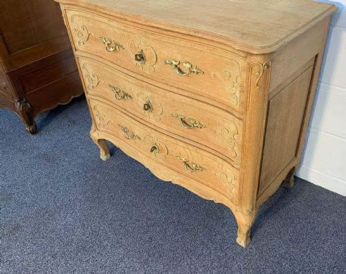 CARVED FRENCH BLEACHED OAK CHEST OF DRAWERS - ADDITIONAL PHOTO 2