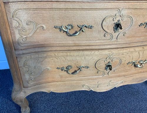 CARVED FRENCH BLEACHED OAK CHEST OF DRAWERS - ADDITIONAL PHOTO 5