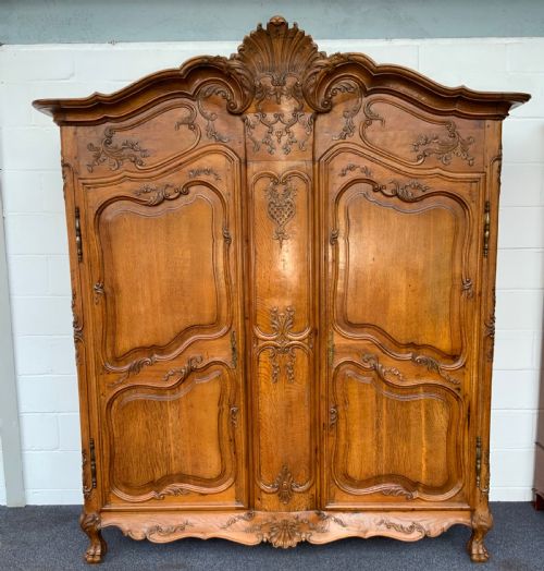 STUNNING CARVED OAK ARMOIRE OF GRAND PROPORTIONS - ADDITIONAL PHOTO 15