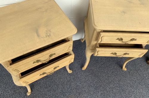 PAIR OF BLEACHED OAK BEDSIDE CABINETS - ADDITIONAL PHOTO 2