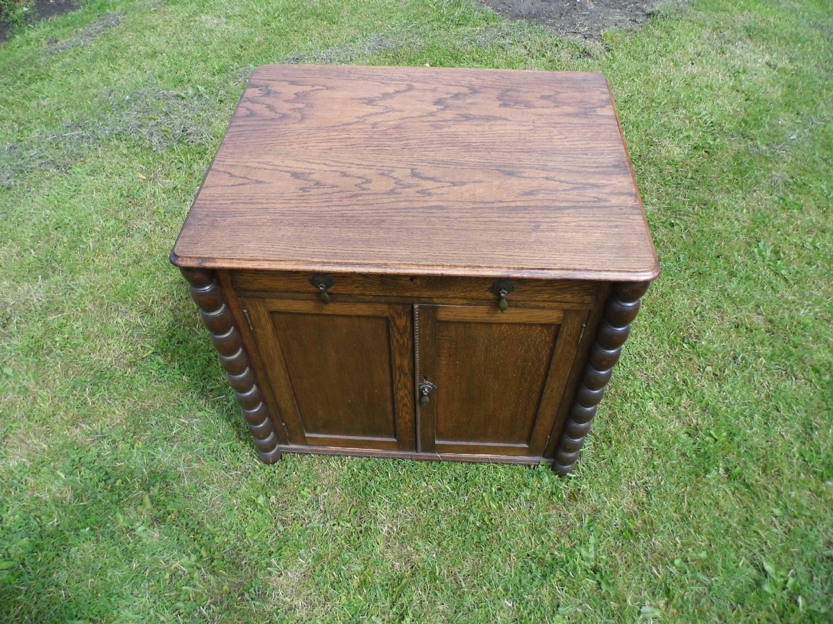 OAK STORAGE CUPBOARD View IV