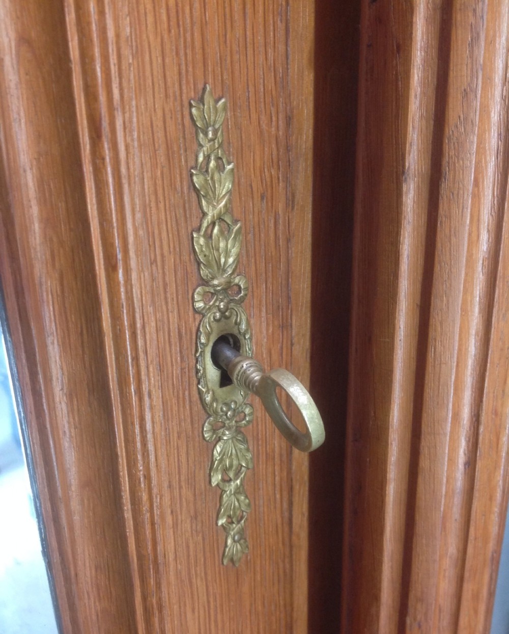 CARVED FRENCH OAK TRIPLE ARMOIRE OR BOOKCASE View X