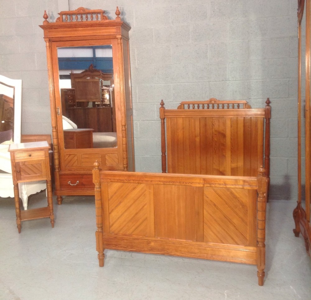 french pitch pine bedroom suite - CATEGORY: ANTIQUE FURNITURE - DATED VICTORIAN