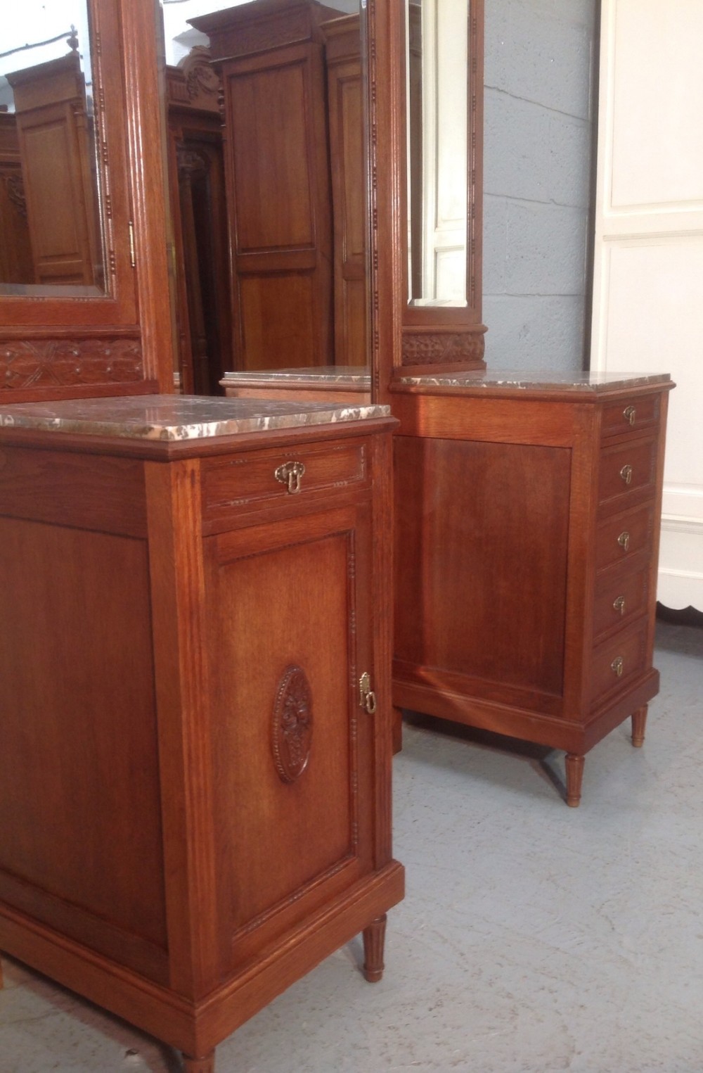 SOLID OAK FRENCH DRESSING TABLE View VIII