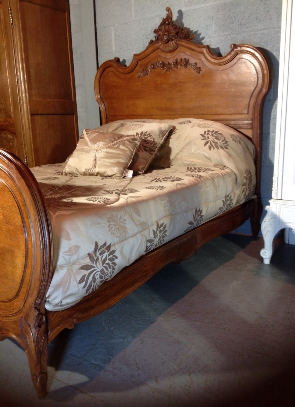 CARVED OAK FRENCH BED View VI