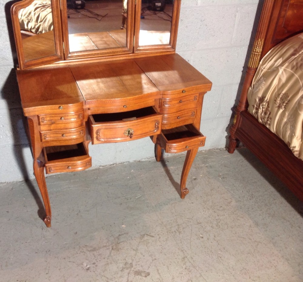 FRENCH OAK DRESSING TABLE View III